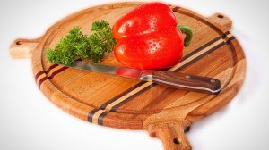 ИЗГОТОВЛЕНИЕ КРУГЛОЙ РАЗДЕЛОЧНОЙ ДОСКИ С ТРЕМЯ РУЧКАМИ