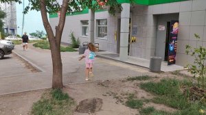 Ника идёт в магазин за покупками ( напугала сестра) ★