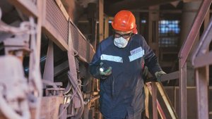 Машинист конвейера дробильно-сортировочной фабрики Михайловского ГОКа Нина Мишина