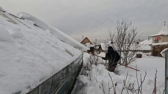 Чистим снег с теплиц на даче. Жарим сардельки.