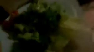 Едим брокколи с соевым соусом. Бе!