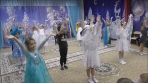 Танец «Здравствуй, Новый год». Ведущая - Юданова Ангелина.