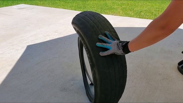 How to make a hanging flower pot for your garden using an old tire // Cute planter for my Petunias смотреть онлайн