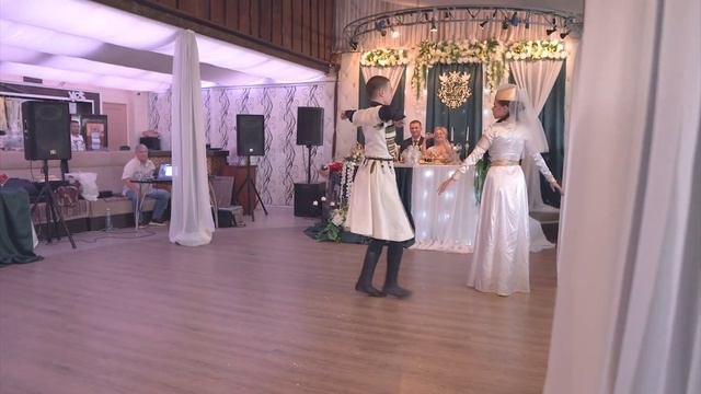 Ведущий Дмитрий Мирошниченко