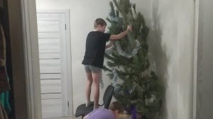 дети ёлку разряжают ?? она все таки упала?? 14 января 2023