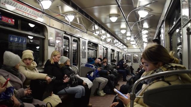 Поездка 50'ти летнем вагоне Ем-501 №6331 | Метрополитен Санкт-Петербурга смотреть онлайн