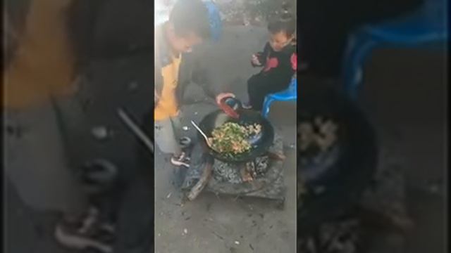 Малый вообще крутой/вот так надо ухаживать за младшими сестренками смотреть онлайн