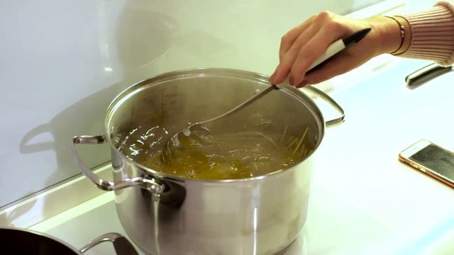 Готовим вместе! Классические спагетти с оливковым маслом и чили. смотреть онлайн