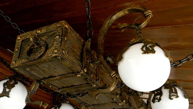 Брус на цепях . Люстра кованая с элементами дерева.  Идеи дизайна беседки