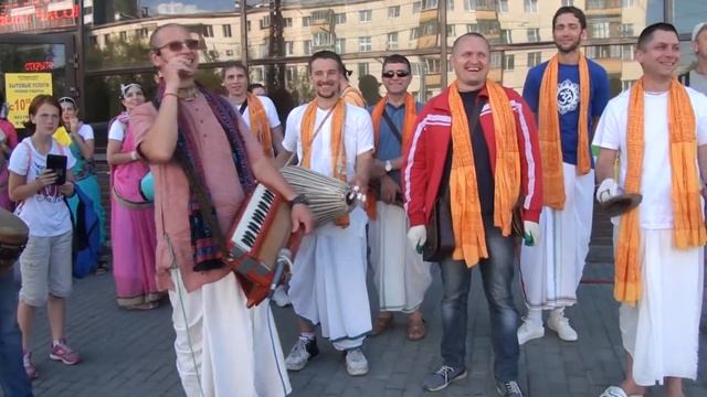 Харинама возле Южного Автовокзала. Проповедь Маладхары даса-5 Екатеринбург 19.08.2017 смотреть онлайн