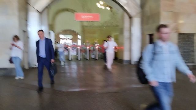 Московское метро: Вестибюль станции Комсомольская.