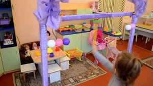 Подвижная игра в детском саду Веселые шарики