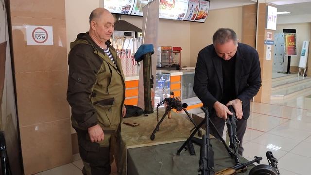 Замглавы Новотроицка Ю Мацвай, разборка автомата Калашникова смотреть онлайн