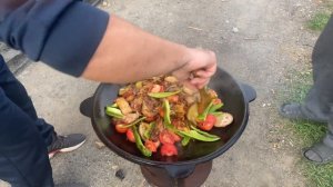 Как вкусно приготовить мясо свинины с овощами на костре в садже!