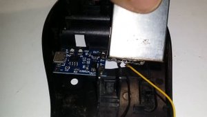 Беспроводная мышь с литиевым аккумулятором.