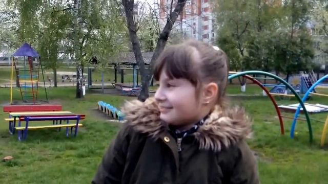 Барышня-мадам прикатила чемодан. В чемодане 100 рублей и .......