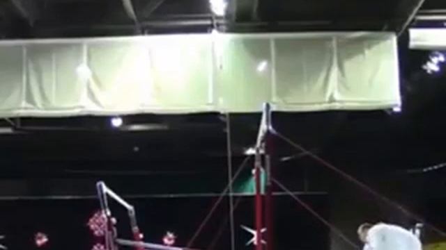 Жесть! Тренер спас гимнастку от травмы Прикольное видео смотреть онлайн