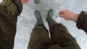 ЛОВИМ КАРАСЯ НА КОСЫНКИ / ЗИМНЯЯ РЫБАЛКА НА ЧАСТНОМ ВОДОЁМЕ