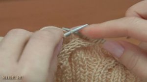 Вязание спицами оригинальной шапки.