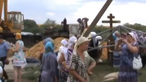 Установка креста и купола.