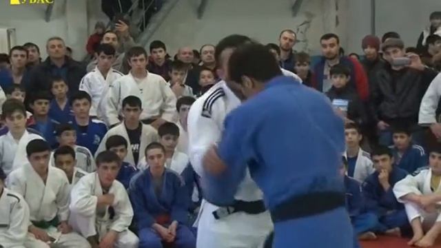 Олимпийские чемпионы провели мастер-класс по дзюдо в г. Дербент смотреть онлайн