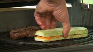 Лазерсон. Гриль Weber. Стейк с сэндвичем из кабачка