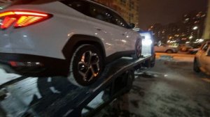 Хундай Туксон на летней резине заезжает на эвакуатор