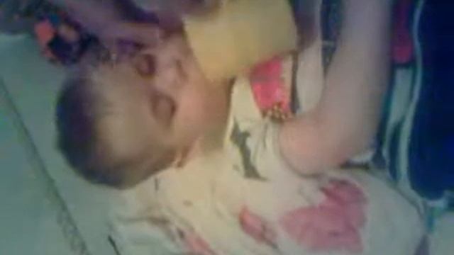 РЕБЕНОК КУШАЕТ ВО СНЕ смотреть онлайн