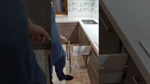 угловая кухня с выходом на окно