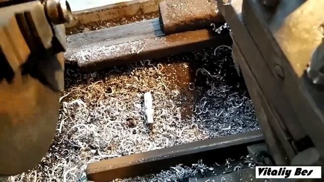 Разбираем автомобильную свечу зажигания.