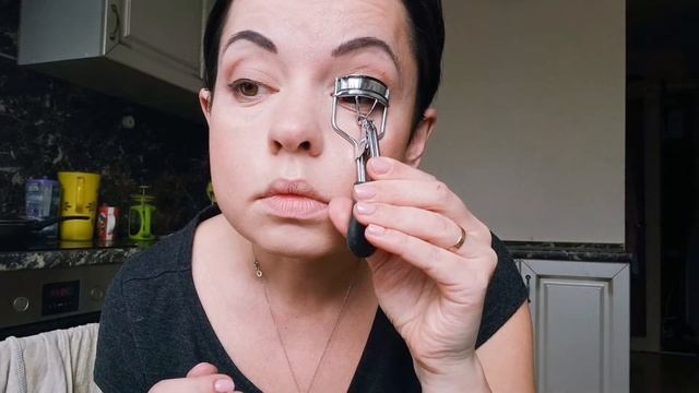 Эффект накладных ресниц. Макияж с палеткой essence и шикарная белорусская тушь