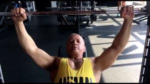 Жим штанги на скамье с положительным наклоном, в машине Смита