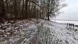 Успешно Высадились на берег с озера..Едем на фэтбайке по зимней набережной в Солнечногорске.