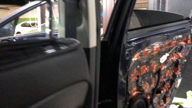 KIA K5 на шумке дверей. Четыре двери обесшумили в 4 слоя облегченными шви материалами Комфортмат