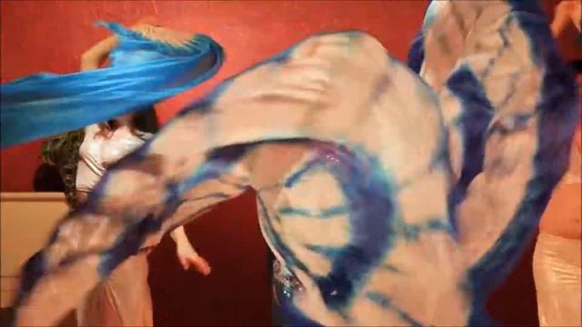 Шоу с вейлами и флагами смотреть онлайн