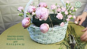 Сочетание нежно розовых пионов, роз и гвоздик в корзине мятного цвета