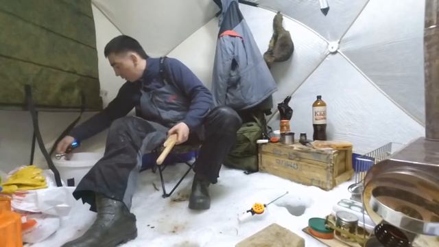 ОДИН НА ЛЬДУ.  рыбалка с ночёвкой. ЛЕСКА ТРЕЩИТ ОТ НАЛИМОВ