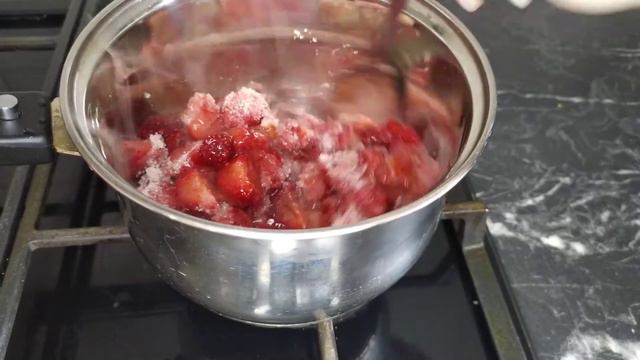Потрясающие трайфлы с клубникой и кремом пломбир