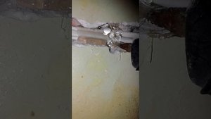 Самый быстрый и чистый способ закрепления новой проводки в штробе.