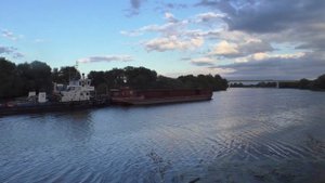 Буксир-толкач Тайфун  (Тип: РП Проект: Р-14) с баржей  идет вниз по Москва-реке