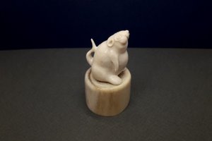 Амбарная мышь. Миниатюра из рогов оленя и лося.