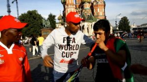 Фанаты из ЮАР.  Как  дудеть на ВУВУЗЕЛЕ...