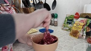 Свекольный салат с плавленым сыром и специями