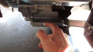 Расположение сливного отверстия для отработанного моторного масла в двигателе бензогенератора