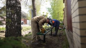 Установка новой скамейки на винтовых сваях у дома.