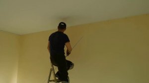 Как повесить картину, не испортив стену?