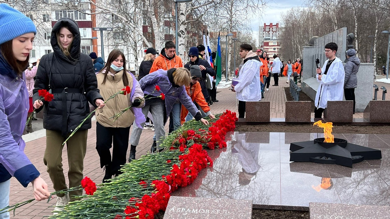 В Сургуте передавали гвоздики по «Цепи памяти»