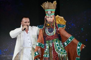 Этнический певец Gurude на детском показе