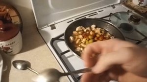 Спагетти с куриным филе и маслинами на сковородке