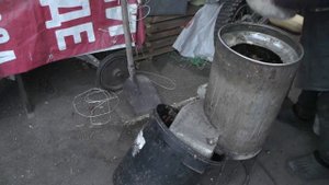 Корморезкой режу твёрдые кабачки для коз